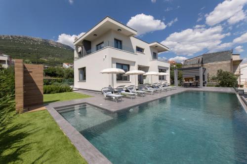 Luxury villa with a swimming pool Kastel Stari, Kastela - 24431