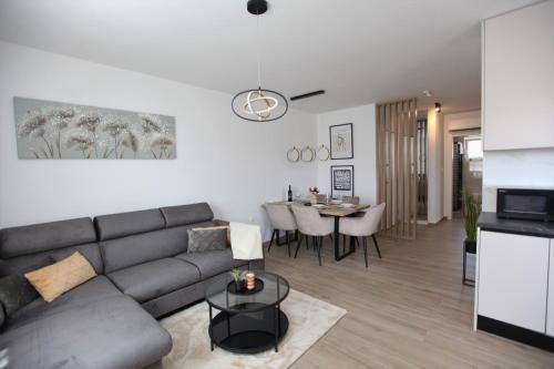 Apartments with parking space Trogir - 24605