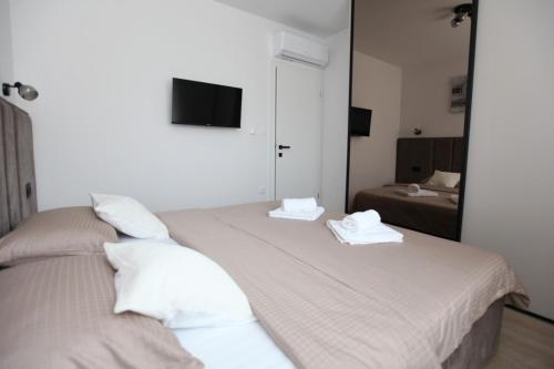 Apartments with parking space Trogir - 24605