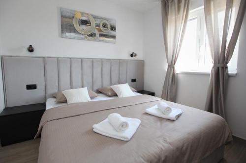 Apartments with parking space Trogir - 24605