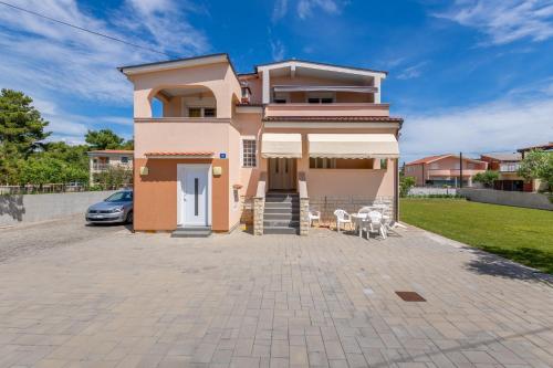 Apartments with parking spaces Vir - 24653