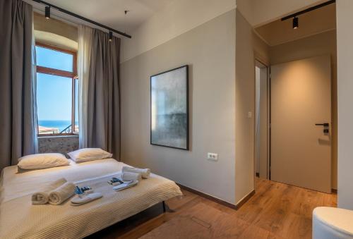 Pallazzo Dei Miracoli - Luxe 3BR apt Sea & Old Port Terrace Viewにあるベッド
