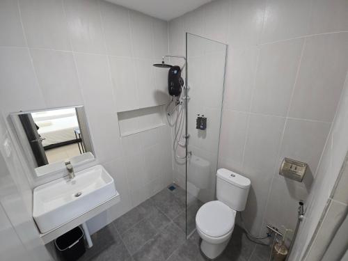 ein Badezimmer mit Toilette, Waschbecken und Dusche in der Unterkunft One Point Hotel TT3 Tabuan Tranquility in Kuching