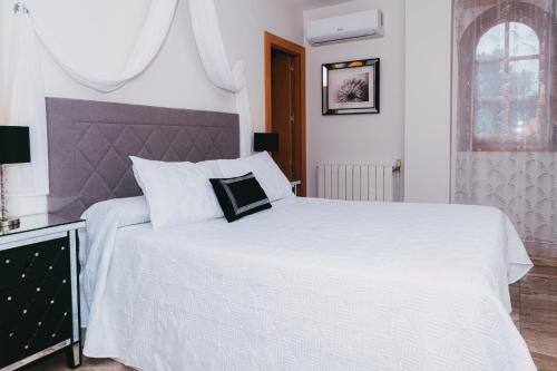 Ένα ή περισσότερα κρεβάτια σε δωμάτιο στο Hostal Mont Royal