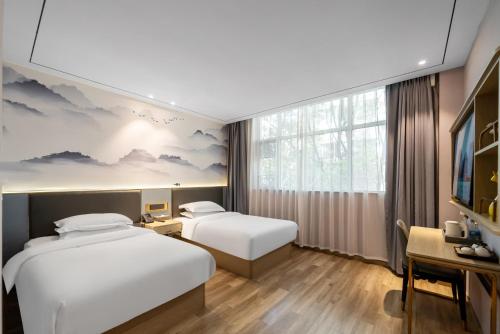 Weiting Hotel Shanghai Xujiahui Stadium Subway Station Branch房間的床