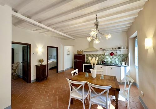 a kitchen and dining room with a table and chairs at Podere di Montecchio - Le Andane in Tavarnuzze
