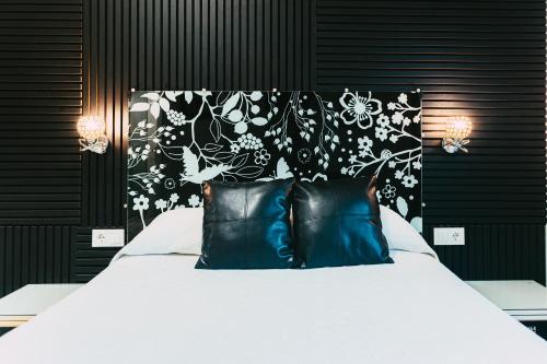 Ένα ή περισσότερα κρεβάτια σε δωμάτιο στο Hostal Mont Royal