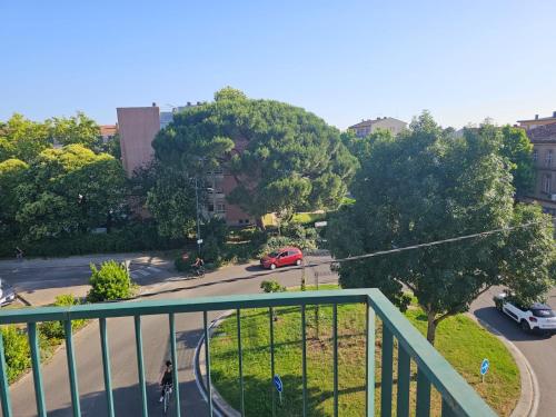 モントーバンにあるLe beau T3 Fonneuve clim parking facileのバルコニーから通りの景色を望めます。