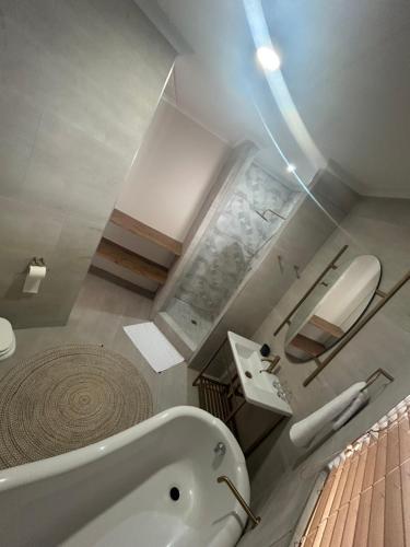 een badkamer met een bad, een toilet en een wastafel bij The Sanctuary Guest House in East London