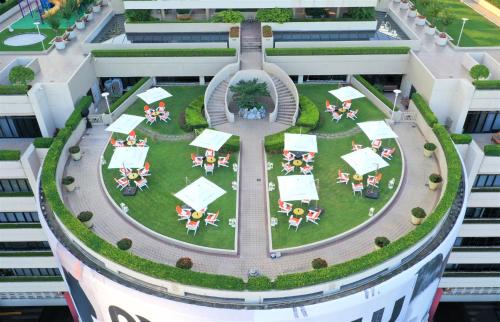 uma vista aérea de um edifício com um parque no meio em The Portman Ritz-Carlton Shanghai em Xangai