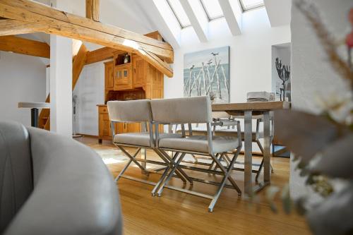 Posezení v ubytování Außergewöhnliches Loft am Pfänderhang mit Seeblick