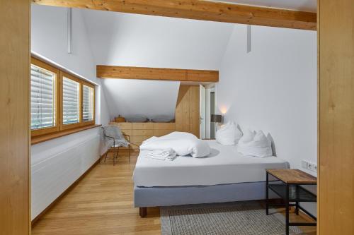 Postel nebo postele na pokoji v ubytování Außergewöhnliches Loft am Pfänderhang mit Seeblick
