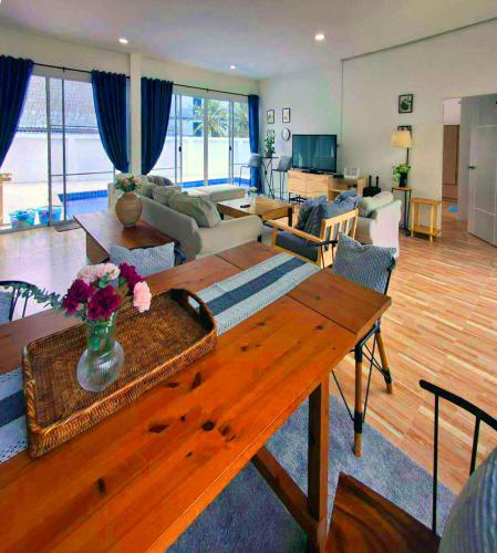 Μια τηλεόραση ή/και κέντρο ψυχαγωγίας στο 3 Bed Villa Private Pool South Pattaya