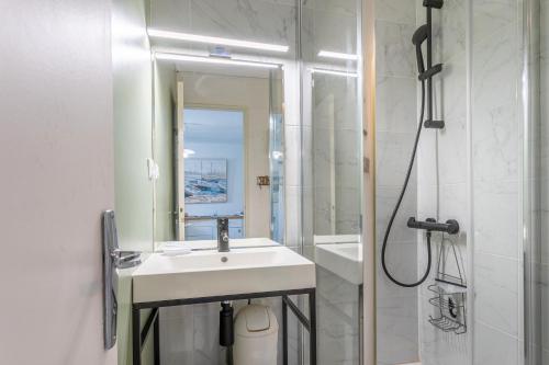 ein Badezimmer mit Waschbecken und Dusche in der Unterkunft La belle petite maison d'Oléron in Dolus-d'Oléron