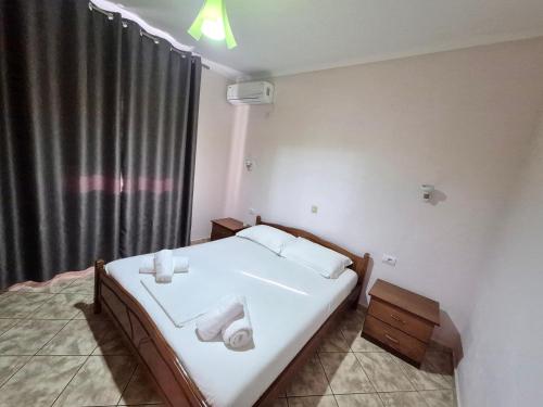 Ένα ή περισσότερα κρεβάτια σε δωμάτιο στο Vita Apartment - Spacious Garden and Balcony 5 min to Beach & Center