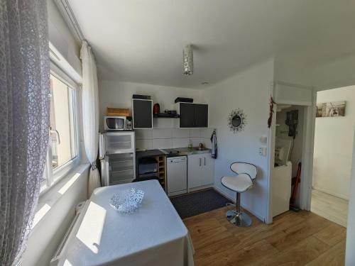 une petite cuisine avec une table dans une pièce dans l'établissement le Mabileau Saumur, à Saumur