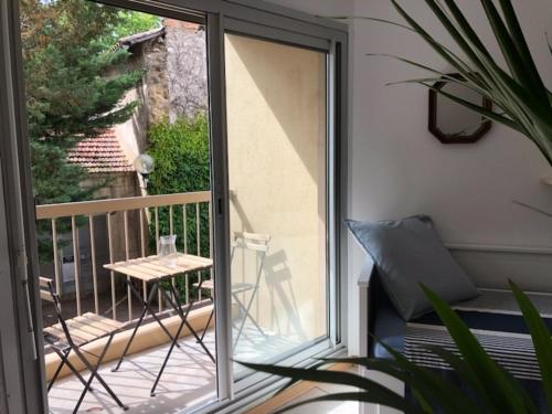 d'un balcon avec une table et une porte en verre. dans l'établissement studio, clim, balcon et parking, à 2 pas du centre !, à Avignon