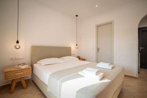 Una cama o camas en una habitación de Mare Monte Studios Naxos