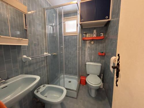 une salle de bain avec une douche, des toilettes et un lavabo dans l'établissement Appartement Studio 1 couchages La Londe Les Maures LAL240-033, à La Londe-les-Maures