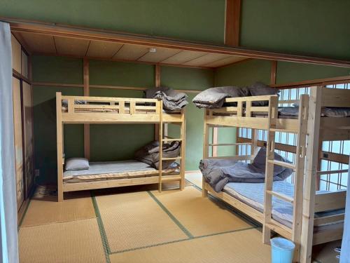Palanda nebo palandy na pokoji v ubytování 木の家ゲストハウス松山本館