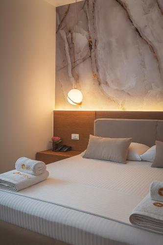 Ένα ή περισσότερα κρεβάτια σε δωμάτιο στο Hotel Memmaj