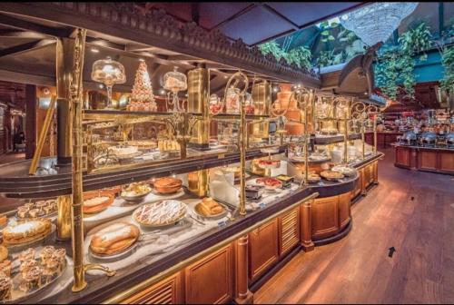 une ligne de buffet avec de nombreux types de nourriture différents dans l'établissement Le Limouzy - appartement proche des halles, à Narbonne