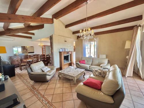 un grand salon avec des canapés et une cheminée dans l'établissement Maison avec piscine chemin d'erbajolo proche centre Ajaccio, à Ajaccio