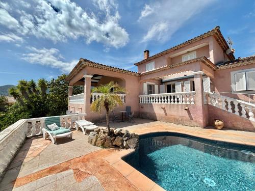 une villa avec piscine devant une maison dans l'établissement Maison avec piscine chemin d'erbajolo proche centre Ajaccio, à Ajaccio