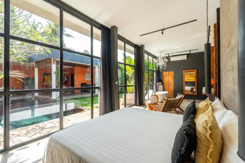 Tempat tidur dalam kamar di Rouge - Loft Dimanisa