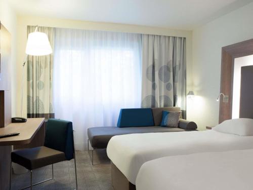 Cama o camas de una habitación en Novotel Rouen Sud Zenith Parc Expo