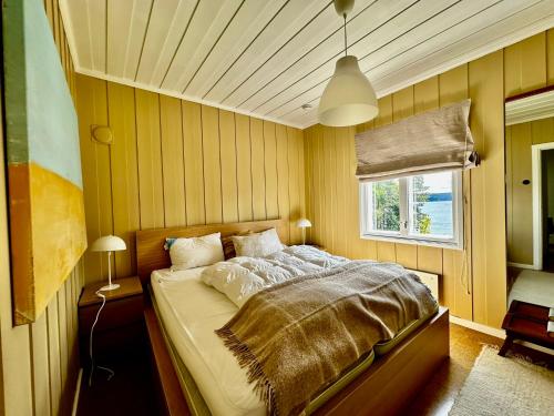 Ένα ή περισσότερα κρεβάτια σε δωμάτιο στο Waterfront house with sun all day