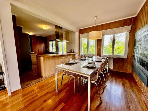 Η κουζίνα ή μικρή κουζίνα στο Waterfront house with sun all day