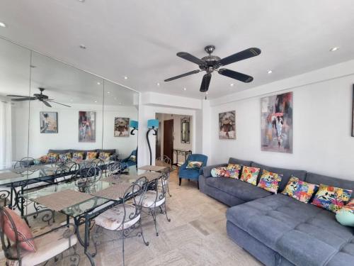 un salon avec un canapé et une table dans l'établissement Appartement Le Bosquet Martinez à Cannes, à Cannes