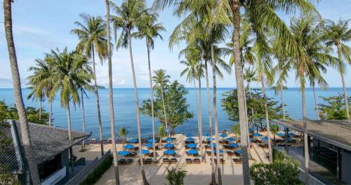 象岛Awa Resort Koh Chang的享有棕榈树和遮阳伞海滩的景致。