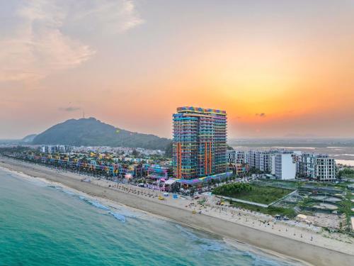 Foto sihtkohas Thanh Hóa asuva majutusasutuse Flamingo Ibiza Hải Tiến Luxury Stay galeriist