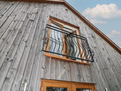 a window on the side of a barn at James Ville Marina Lodge 14 in Brigg