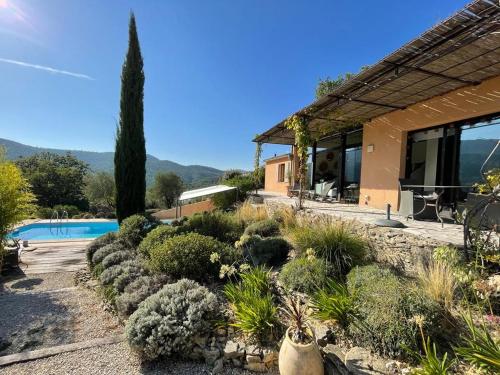 une maison avec un jardin et une piscine dans l'établissement Villa Férus Piscine chauffée, à Buis-les-Baronnies