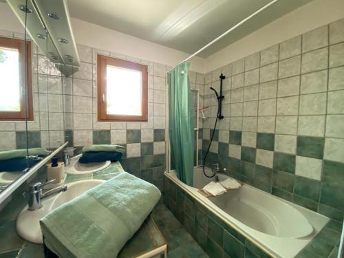 une salle de bain avec une baignoire et un lavabo dans l'établissement Villa Férus Piscine chauffée, à Buis-les-Baronnies