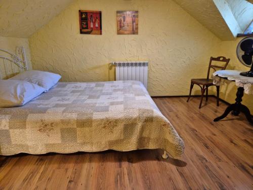 a bedroom with a bed and a table and chairs at Bocianówka in Baranów Sandomierski