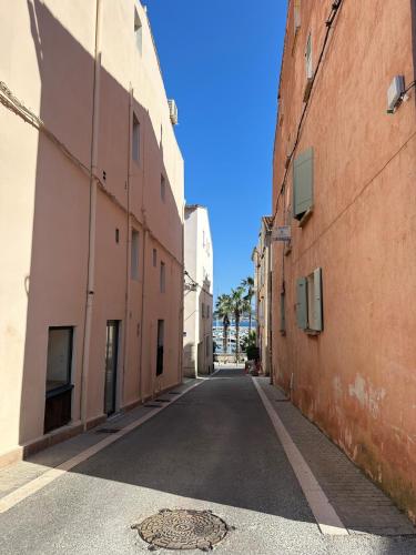 an empty street in an alley between two buildings at Appartement au cœur de bandol avec parking plage à 1 mn ! in Bandol