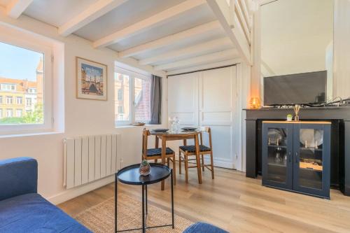 un salon avec un canapé et une table dans l'établissement Joli studio à deux pas de l'Université Catholique, à Lille