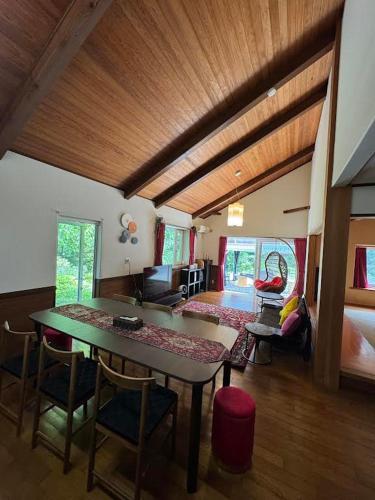 a living room with a table and chairs and a bedroom at 那須青木 Fabulous House 一棟貸 BBQ in Nasushiobara