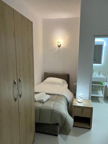 Katil atau katil-katil dalam bilik di Hotel Familja Çuni Theth