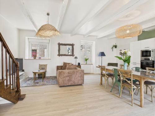 un salon avec une table et un canapé dans l'établissement Maison pour 6 adultes et 1 enfant - centre d'Erquy, à Erquy