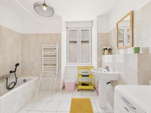 Phòng tắm tại Maison pour 6 adultes et 1 enfant - centre d'Erquy
