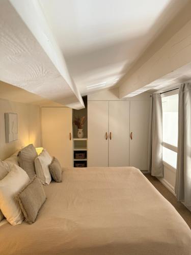une chambre avec un grand lit et une fenêtre dans l'établissement Window On Ramatuelle, à Saint-Tropez