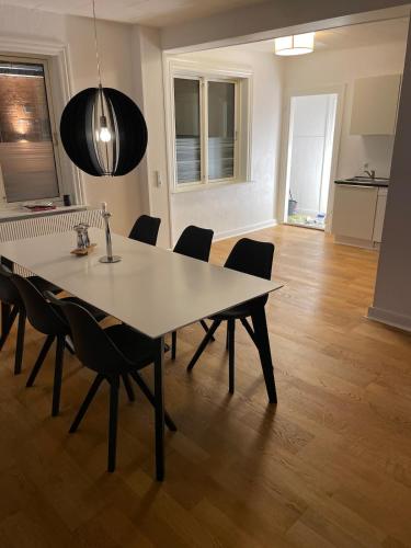 a dining room table and chairs in a room at Villa - private parking in Holsted