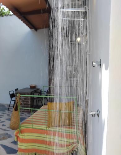a room with a bed with a curtain at Pé na Terra Quintal in Reguengos de Monsaraz