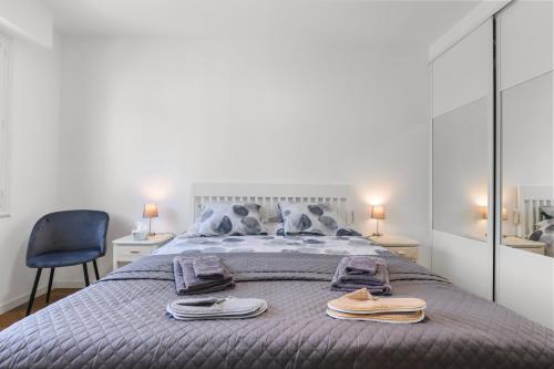 Cannes, Sea View, Beach Access, 3-Bedroom Apartment, 100 m2, 3 Bathrooms, Sleeps 6, 100 meters from Beach