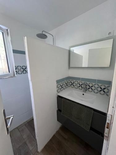 une petite salle de bain avec un lavabo et un miroir dans l'établissement Beach, à Saint-Mandrier-sur-Mer